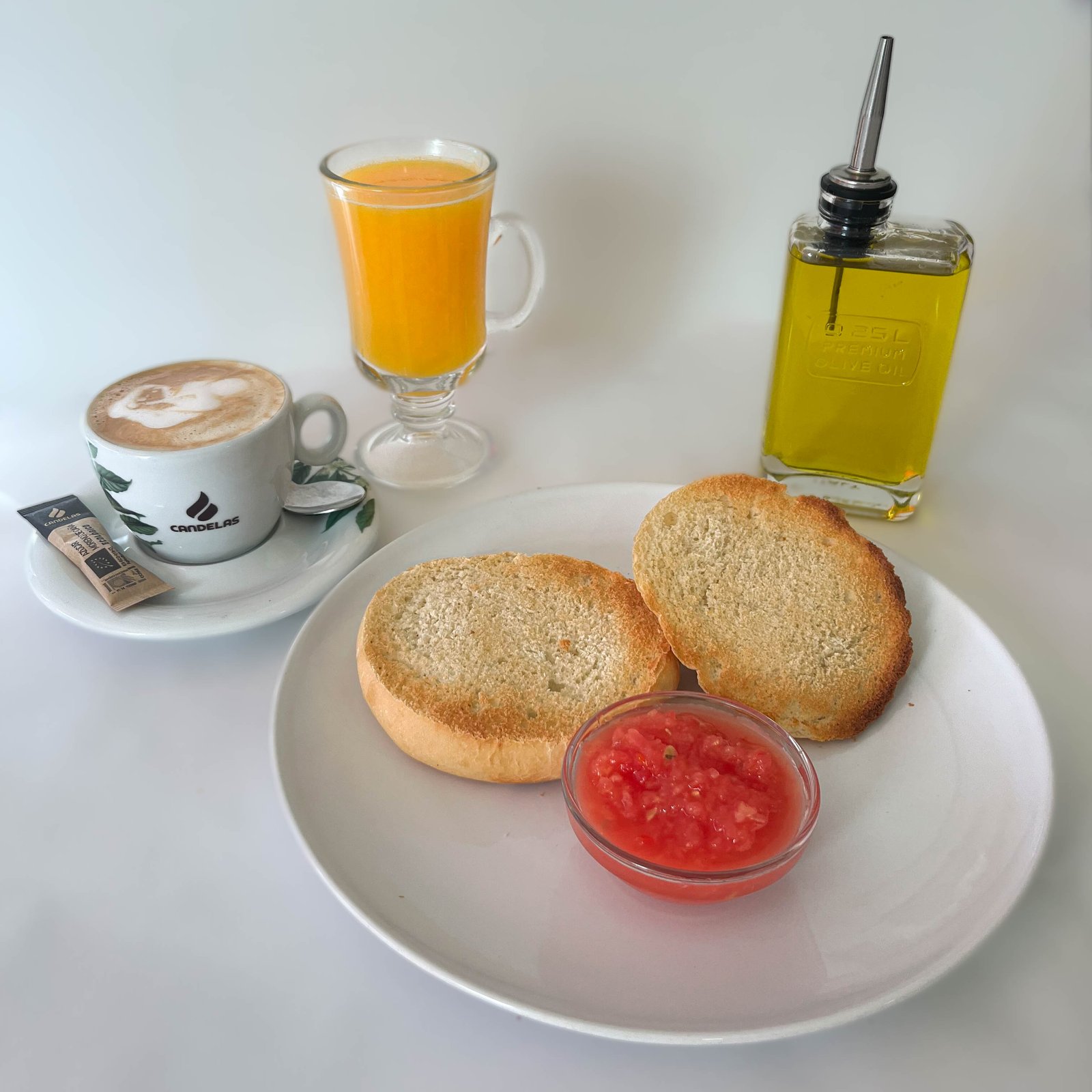 Desayuno con café y tostadas